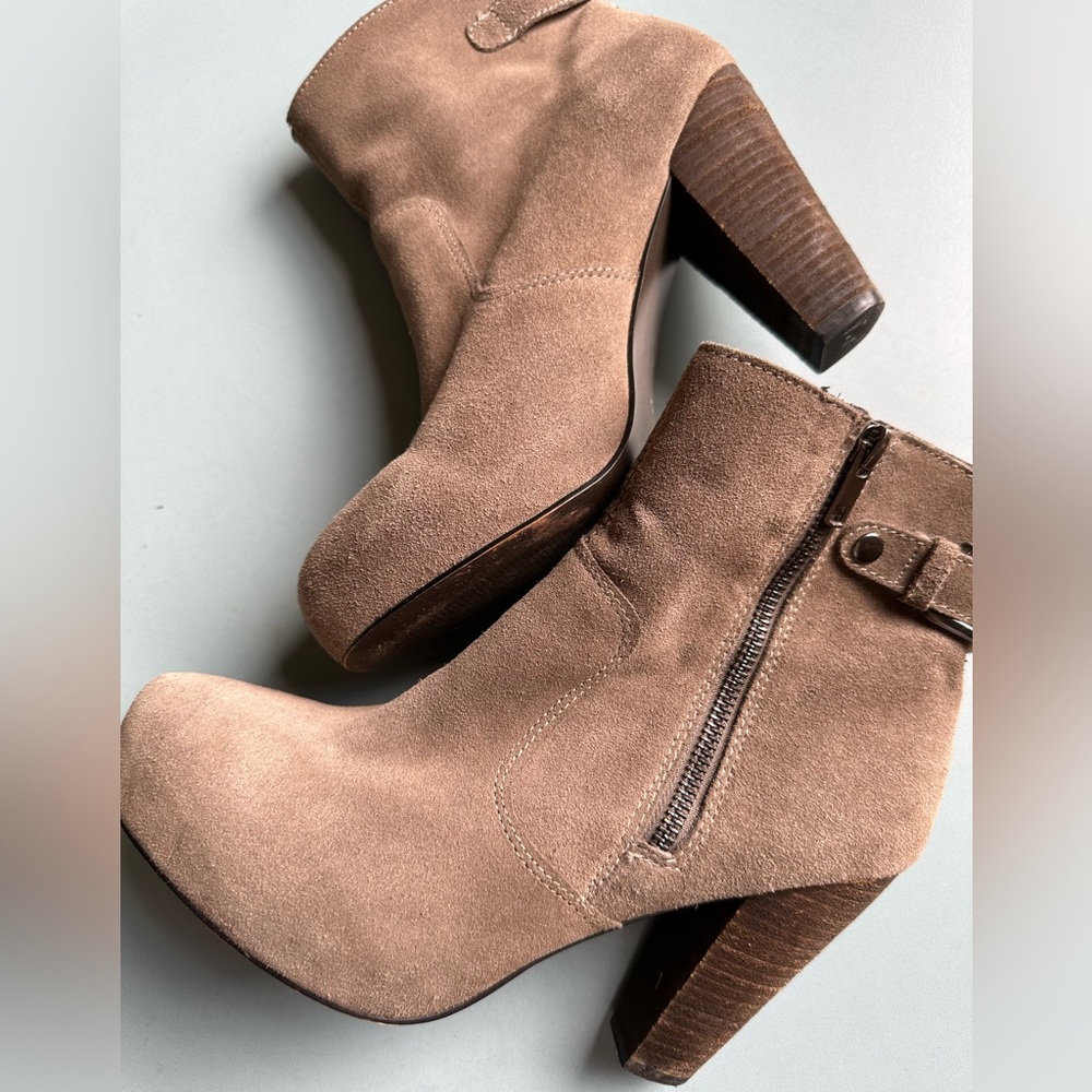 Steve Madden “Gracieee” Taupe Suede Bootie (Size 9)